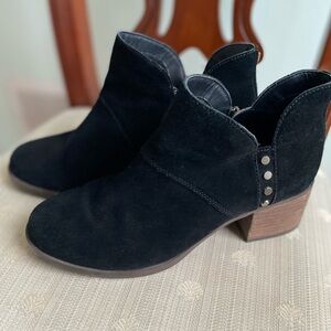 EUC Koolaburra by Ugg Sofiya Black Suede Ankle Boots with Stud Detail